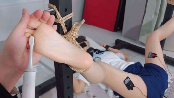 裸足单马尾运动校花，分脚TK