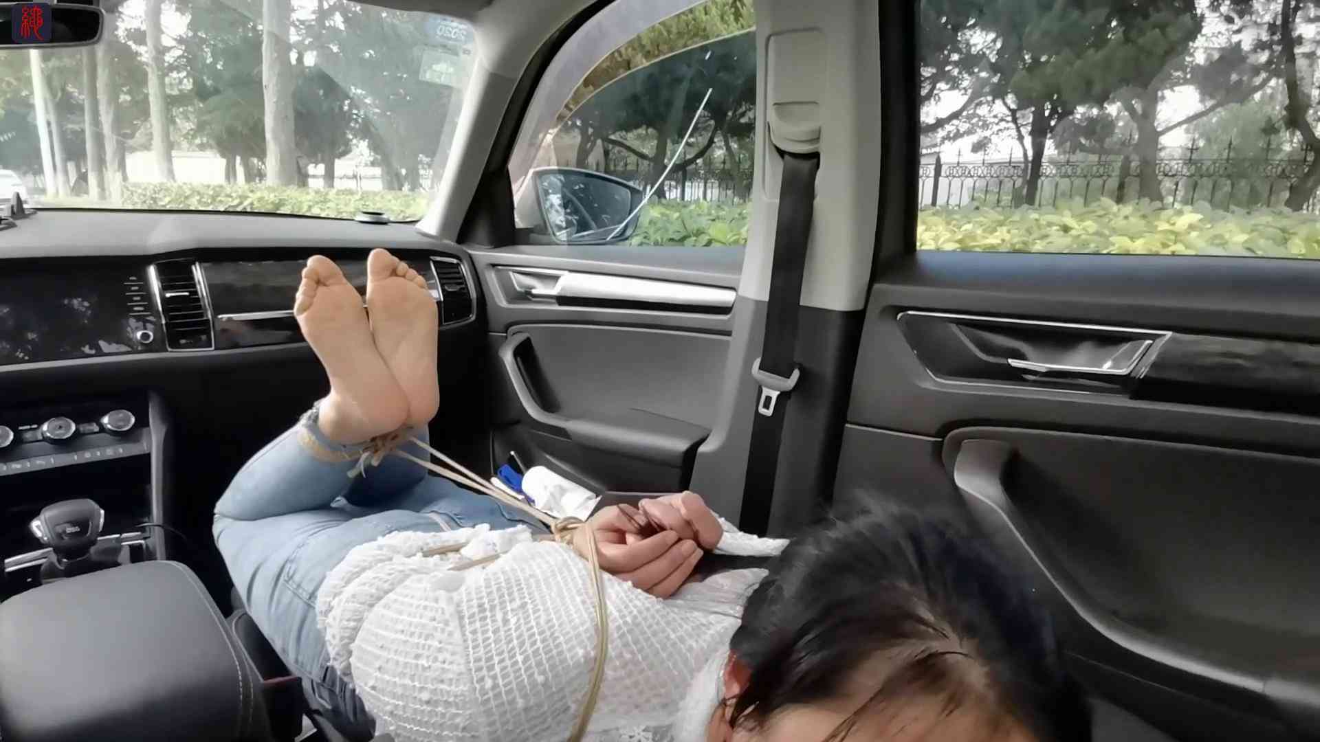 人妻李婷-接站路上的捆住：勒紧大脚趾，一边兜风一边虐人妻美脚[00-12-00][20230916-1.jpg