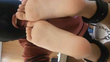 双马尾黑衣JK小妹妹超嫩美足被男友肆意品尝
