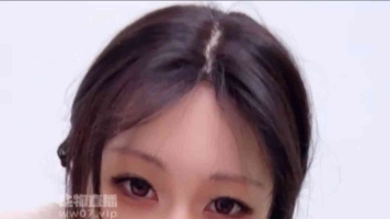 【狗哥】颜值妹子肉丝脚大口tian刷脚底，被妹子嫌弃表情