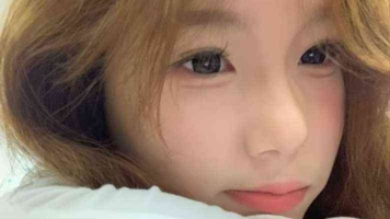 从良的精神小妹被老哥tian嫩脚后不尽兴，还tian手指