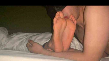 【真实】女友熟睡潜入玩tian完美嫩足