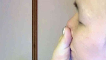 【不知名美女】疯狂闻tian长腿纹身美女的白嫩脚底