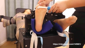 最新Asian girl is tickled in the bondage chair