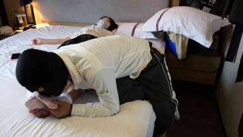 【剧情】活动回来的小美女被尾随者狂tian吃臭脚丫 [