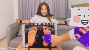 【AD工作室】—013怕痒的小妹妹，衣服都被扒了