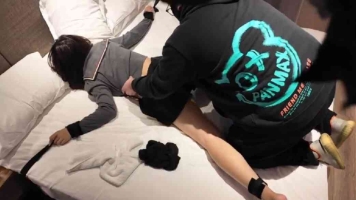 超怕痒的妹妹痛苦挣扎